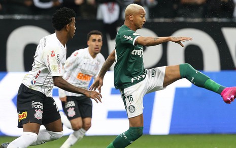 Deyverson, do Palmeiras, domina bola enquanto é observado por Gil e Gabriel, do Corinthians - Fabio Menotti/Agência Palmeiras