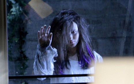 Isabela (Larissa Manoela) fantasiada de fantasma para assustar vilã de novela do SBT - Lourival Ribeiro/SBT