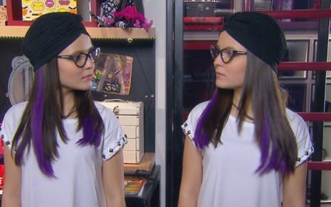 Isabela e Manuela (Larissa Maciel) vestem roupas iguais para trocar de lugar - Reprodução/SBT