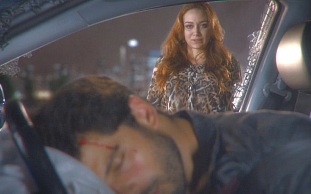 Regina (Maria Pinna) provoca acidente de Otávio (Duda Nagle) em Cúmplies de um Resgate - Reprodução/SBT