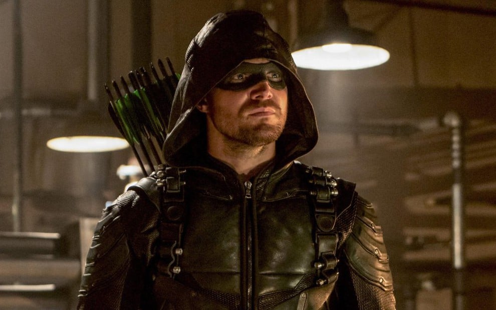 Stephen Amell vestido como o herói Arqueiro Verde em cena da série Arrow: fim da linha - Divulgação/The CW