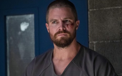 Stephen Amell em cena da série Arrow, que chegará ao fim na próxima temporada: morte ou aposentadoria? - Divulgação/The CW