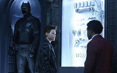 Ruby Rose (Kate Kane) e Camrus Johnson (Luke Fox) em cena do primeiro episódio de Batwoman - Fotos: Divulgação/The CW