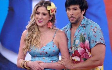 Dani Calabresa e Reginaldo Leme durante apresentação de salsa na Dança dos Famosos - Reprodução/TV Globo