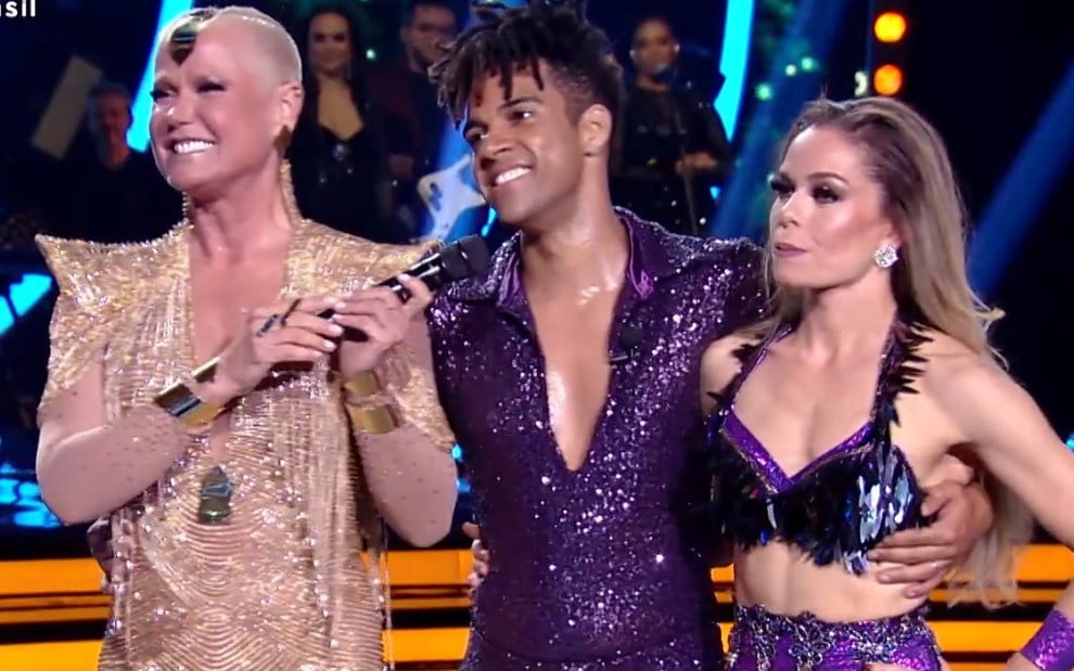 Xuxa ao lado de Vinícius D'Black e a dançarina Carol Dias, o casal campeão do Dancing Brasil 2019