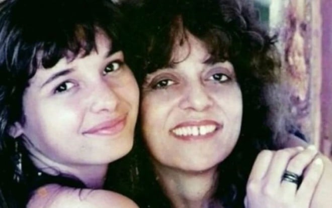 Daniella abraça a mãe, Gloria, em foto antiga