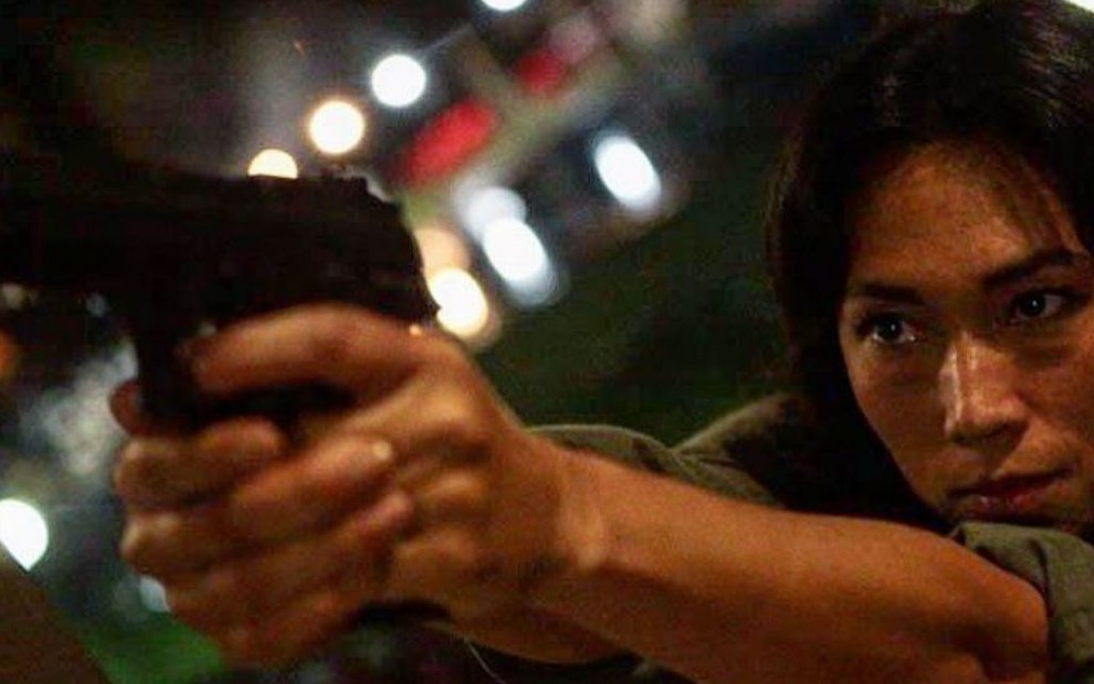 Danni Suzuki em gravação da série Arcanjo Renegado, do Globoplay; atriz aprendeu a atirar para viver policial - REPRODUÇÃO/INSTAGRAM