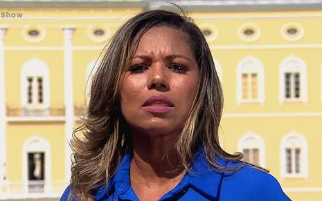 Débora Brasil de blusa azul durante entrevista ao programa Domingo Show
