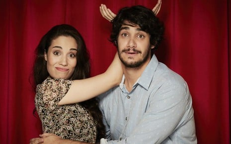 Myra Ruiz ao lado de André Madrini, que contracena com ela em episódio de (Des)Encontros - Divulgação/Canal Sony