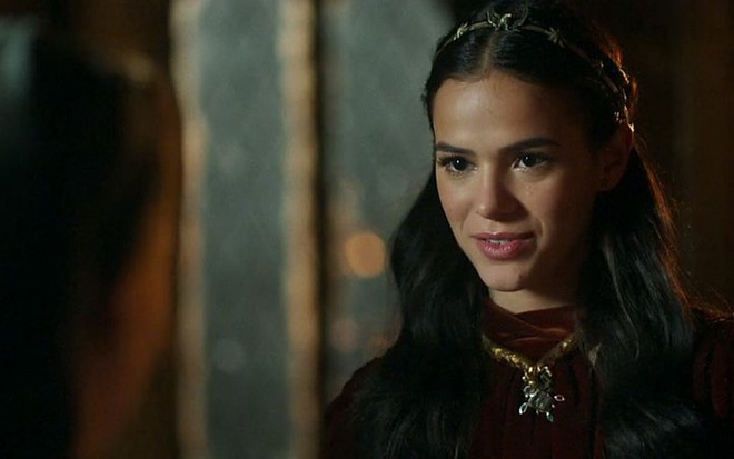 Catarina (Bruna Marquezine) vai encontrar o cativeiro da rival em cena de Deus Salve o Rei - Reprodução/TV Globo
