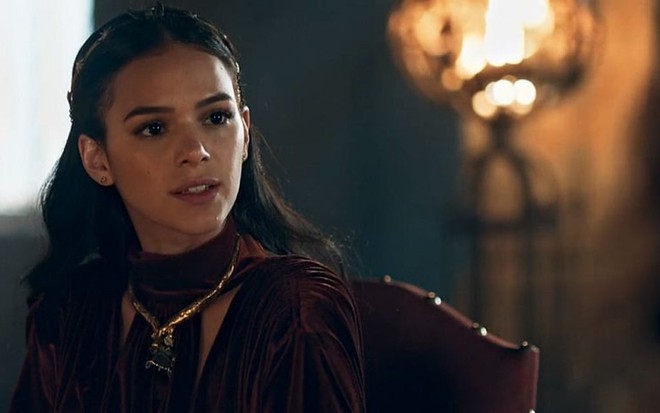 Bruna Marquezine (Catarina) em cena de Deus Salve o Rei; rainha má se fingirá de vítima diante do povo - Reprodução/TV Globo