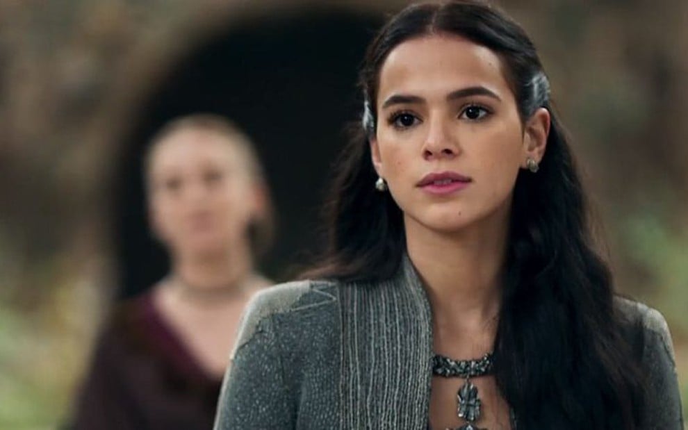 Bruna Marquezine (Catarina) em cena de Deus Salve o Rei; rainha má planejará eliminar a inimiga - Reprodução/TV Globo