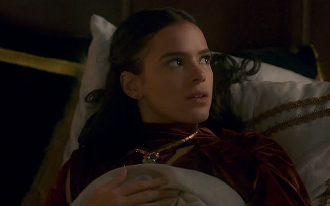 Bruna Marquezine (Catarina) em cena de Deus Salve o Rei; vilã vai delirar ao contrair a peste - Reprodução/TV Globo