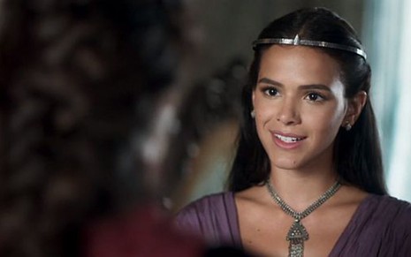 Bruna Marquezine (Catarina) em cena de Deus Salve o Rei; princesa planejará tomar poder - Reprodução/TV Globo