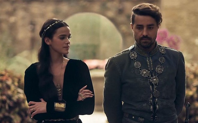 Catarina (Bruna Marquezine) vai seduzir Virgílio (Ricardo Pereira) para engravidar em Deus Salve o Rei - Reprodução/TV Globo