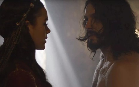 Catarina (Bruna Marquezine) se aproxima de Afonso (Romulo Estrela) em cena de Deus Salve o Rei - Reprodução/TV Globo
