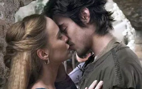 Diana (Fernanda Nobre) e Tiago (Vinícius Redd) se beijam em cena de Deus Salve o Rei - César Alves/TV Globo