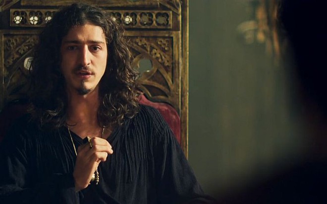 Johnny Massaro (Rodolfo) em cena de Deus Salve o Rei; monarca oferecerá recompensa pelo irmão - Reprodução/TV Globo