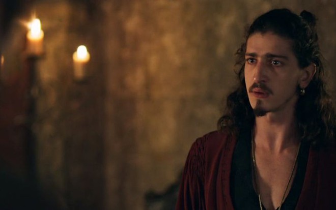 Johnny Massaro (Rodolfo) em Deus Salve o Rei; príncipe planejará invadir o castelo e voltar ao trono - Reprodução/TV Globo