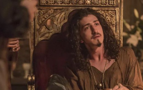 Johnny Massaro (Rodolfo) em cena de Deus Salve o Rei: bon vivant temerá responsabilidade - Artur Meninea/TV Globo