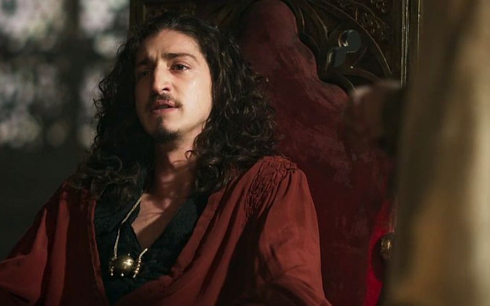 Johnny Massaro (Rodolfo) em cena de Deus Salve o Rei; monarca ordenará caçada ao irmão - Reprodução/TV Globo