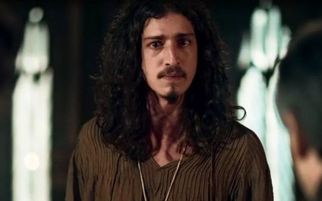Johnny Massaro (Rodolfo) em cena de Deus Salve o Rei; monarca revidará ataque de Artena - Reprodução/TV Globo