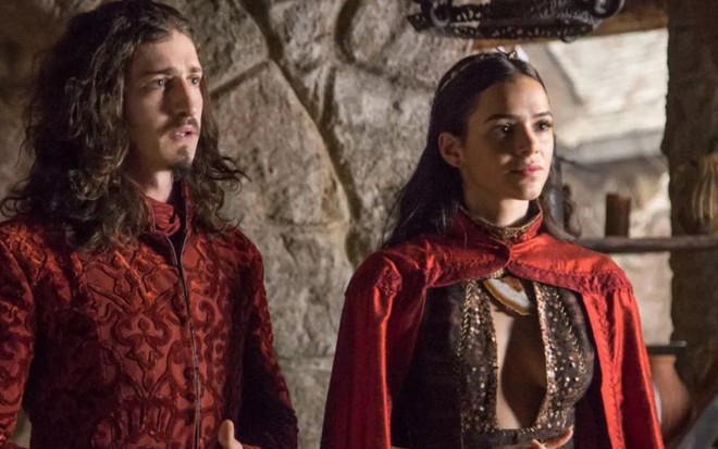 Johnny Massaro e Bruna Marquezine em cena de Deus Salve o Rei: trama teve capítulos reescritos - Artur Meninea/TV Globo