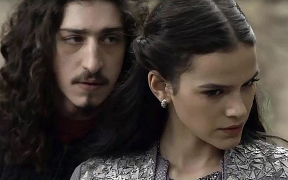 Rodolfo (Johnny Massaro) e Catarina (Bruna Marquezine) assumirão aliança diante do rei - Reprodução/TV Globo