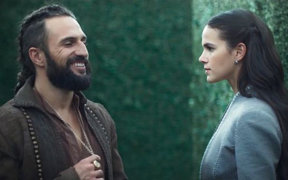 José Fidalgo (Constantino) e Bruna Marquezine (Catarina) em cena de Deus Salve o Rei - Reprodução/TV Globo