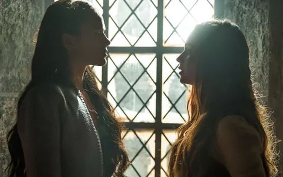 Catarina (Bruna Marquezine) e Amália (Marina Ruy Barbosa) se enfrentam na trama das sete - Raquel Cunha/TV Globo 