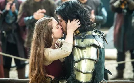 Amália (Marina Ruy Barbosa) beijará Afonso (Romulo Estrela) após recuperar a memória - Raquel Cunha/TV Globo 