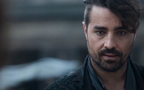 Ricardo Pereira (Virgílio) em cena de Deus Salve o Rei; vilão vai aceitar aliança com a princesa - Reprodução/TV Globo