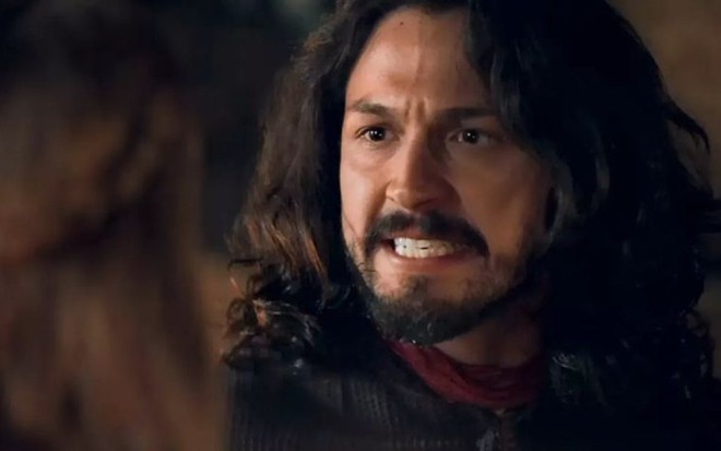 Afonso (Romulo Estrela) verá o reino afundar após a explosão da mina em Deus Salve o Rei - Reprodução/TV Globo