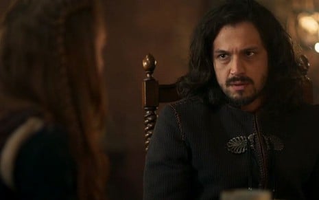 Afonso (Romulo Estrela) vai repreender a mocinha após barraco no castelo em Deus Salve o Rei - Reprodução/TV Globo