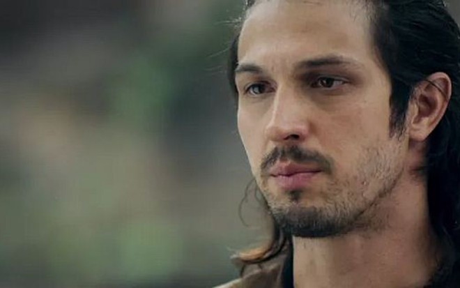 Romulo Estrela (Afonso) em Deus Salve o Rei; mocinho procurará filho de condenado - Reprodução/TV Globo