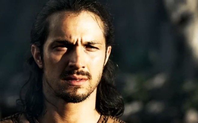 Romulo Estrela (Afonso) em cena de Deus Salve o Rei; mocinho tomará o trono do irmão após fuga - Reprodução/TV Globo