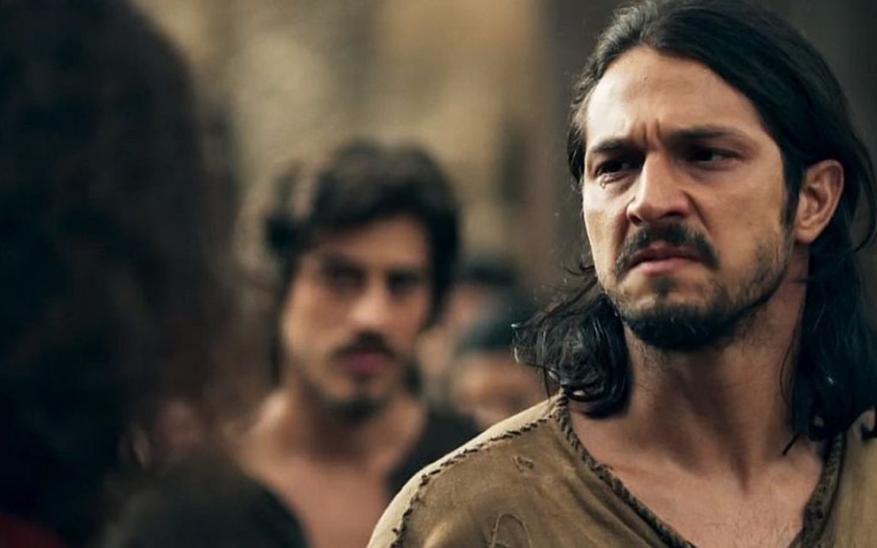 Afonso (Romulo Estrela) reagirá furioso com a traição do irmão em cena de Deus Salve o Rei - Reprodução/TV Globo