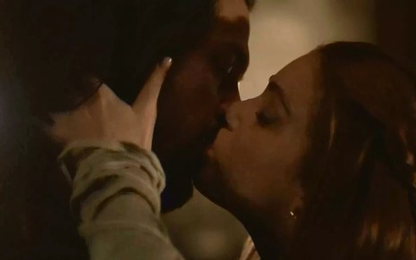 Afonso (Romulo Estrela) e Amália (Marina Ruy Barbosa) se beijam em cena de Deus Salve o Rei - Fotos: Reprodução/TV Globo