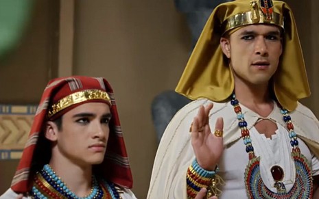 Amenhotep (José Victor Pires) e Ramsés (Sérgio Marone) em cena de Os Dez Mandamentos - Reprodução/Record