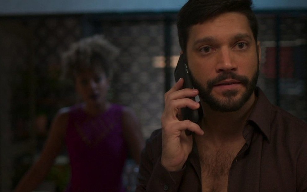 O ator Armando Babaioff como o personagem Diogo de Bom Sucesso, falando o telefone