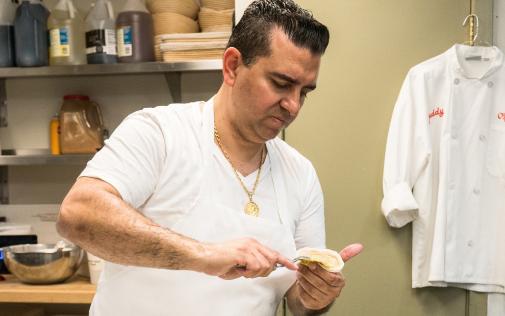 Buddy Valastro, o Cake Boss, prepara doce em cena do reality show Buddy Vs. Duff: O Duelo - Fotos: Divulgação/Discovery Home & Health