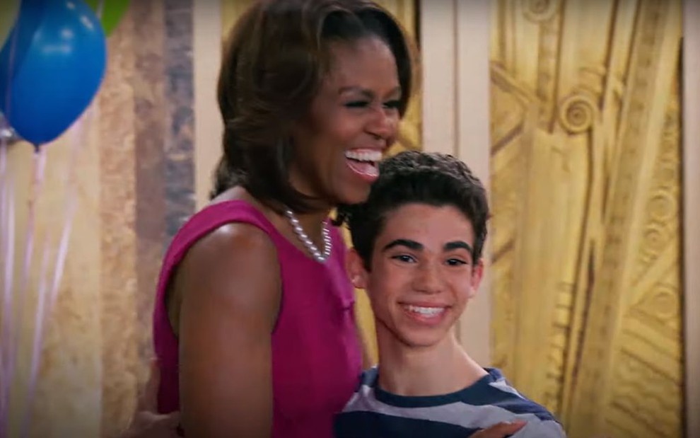A ex-primeira-dama Michelle Obama com o ator Cameron Boyce em tributo exibido pelo Disney Channel - Reprodução/YouTube