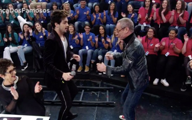 Luan Santana ganhou uma mini-aula de dança de Carlinhos de Jesus durante a Dança dos Famosos - REPRODUÇÃO/TV GLOBO