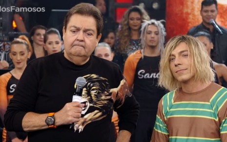 Fausto Silva e Di Ferrero como Kurt Cobain no Show dos Famosos: performance teve quebra de guitarras - Fotos: Reprodução/TV Globo