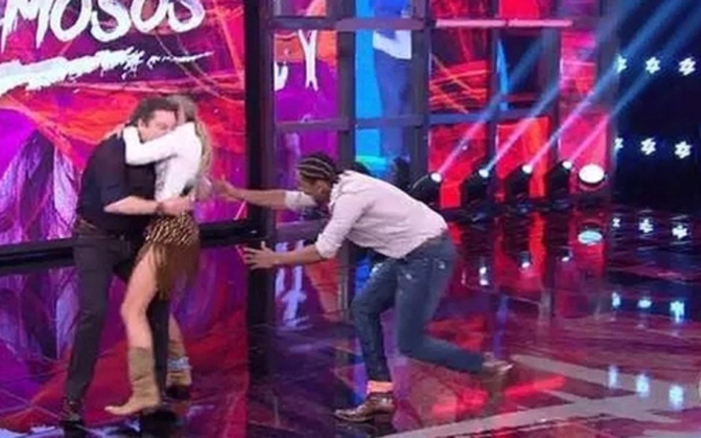 Adriane Galisteu derrubou Faustão no último domingo (8) após sua apresentação na dança - Reprodução/TV Globo
