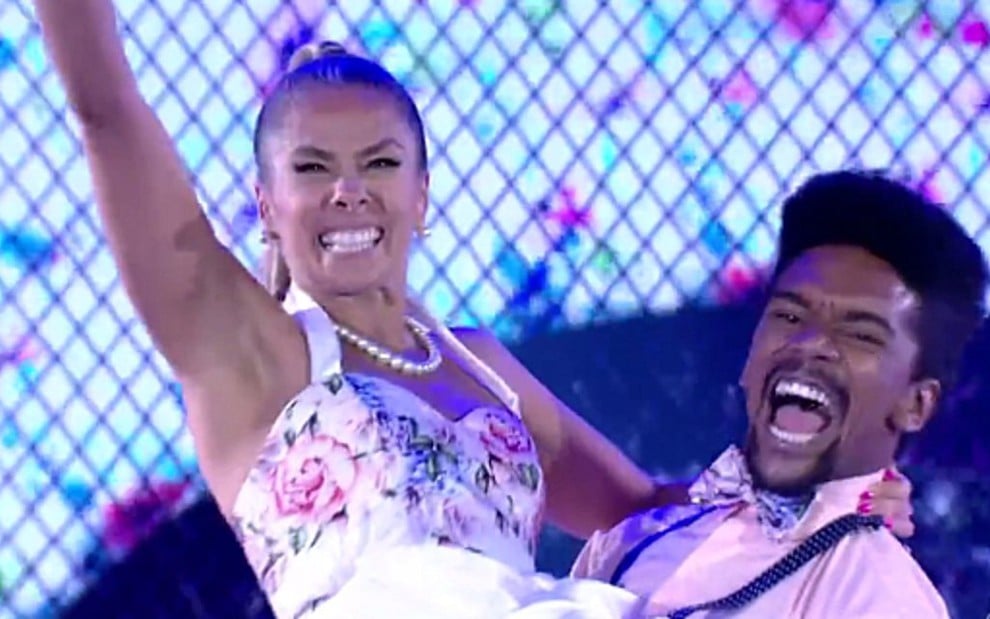 Adriane Galisteu comemora boa apresentação com Marcus Lobo na Dança dos Famosos - Reprodução/TV Globo