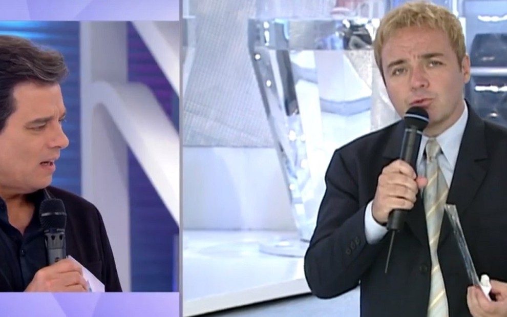O apresentador Celso Portiolli com a tela dividida de um vídeo antigo de Gugu Liberato, no Domingo Legal