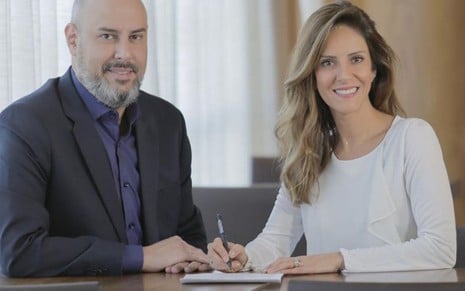 Douglas Tavolaro, CEO da CNN Brasil, e Monalisa Perrone posam durante assinatura de contrato