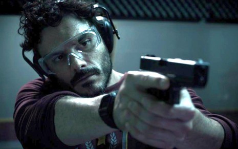 Kiko Pissolato treina tiros em cena de O Doutrinador: herói brasileiro terá filme e série de TV - Fotos: Divulgação/Downtown Filmes