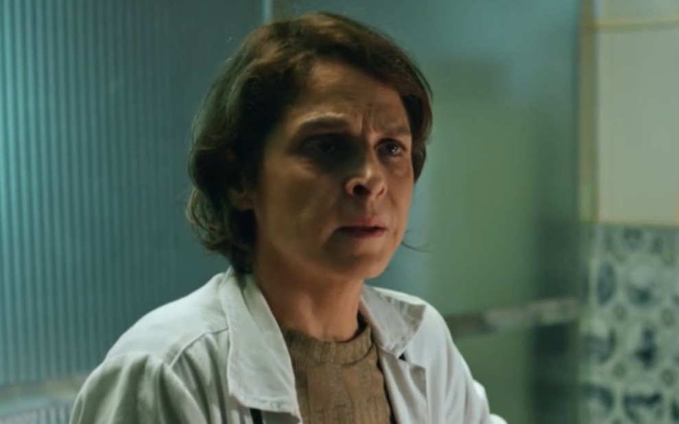 Drica Moraes vive a infectologista Vera na terceira temporada de Sob Pressão: riso involuntário - Reprodução/TV Globo